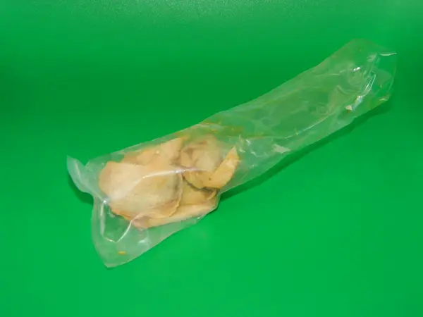 Mutfakta yeşil arka planda bulunan yemek malzemelerinin aşırı makro fotoğrafı. Çok fazla vitamin içerir.