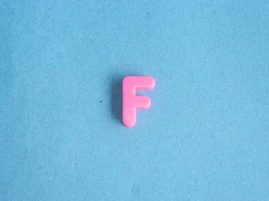 Mavi arka planda çocuk oyuncaklarının Macro fotoğrafı veya alfabesinin yakın plan görüntüsü.