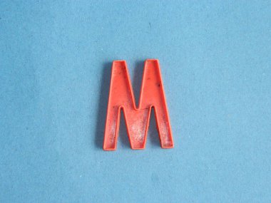 Mavi arka planda çocuk oyuncaklarının Macro fotoğrafı veya alfabesinin yakın plan görüntüsü.