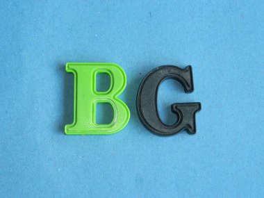 Makro fotoğraf, küçük çocukların renkli oyuncak harflerinden oluşan harflerin birleşimi.