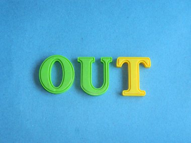 Makro fotoğraf, küçük çocukların renkli oyuncak harflerinden oluşan harflerin birleşimi.