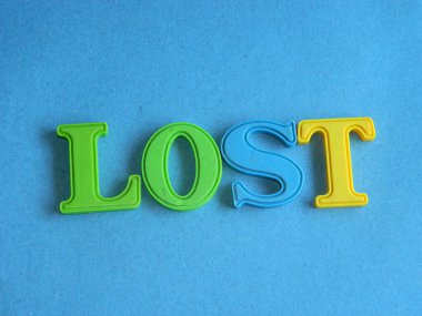 Makro fotoğraf, küçük çocukların renkli oyuncak harflerinden oluşan harflerin birleşimi.