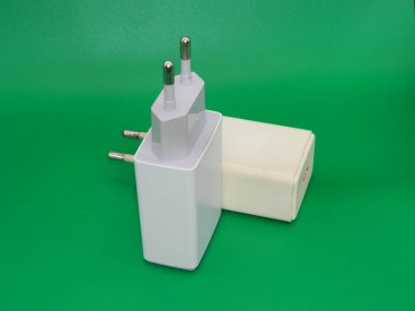 Yeşil arka planda beyaz şarj edilmiş kafanın makro fotoğrafı.