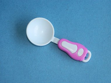 Mavi arka planı olan çocukların pişirme oyuncaklarının makro fotoğrafı. Çocukluk ve eğitim.