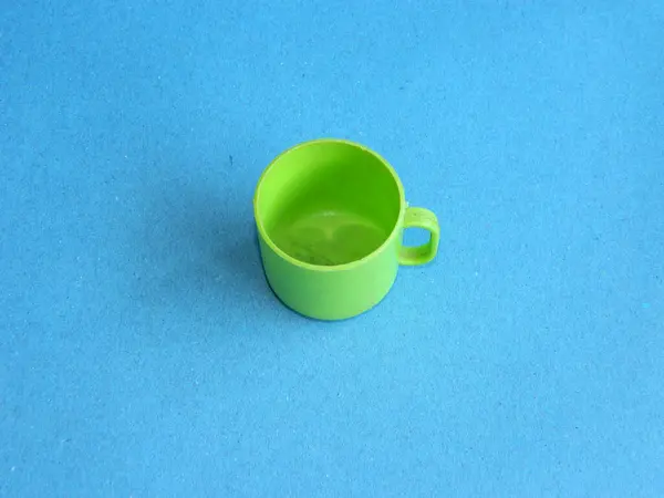 Mavi arka planı olan çocukların pişirme oyuncaklarının makro fotoğrafı. Çocukluk ve eğitim.