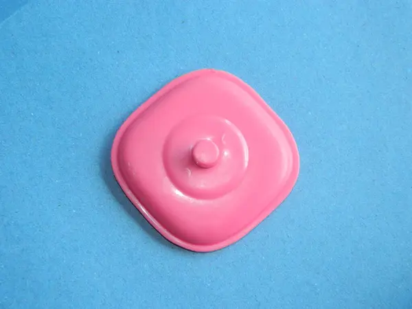 Mavi arka planı olan çocukların pişirme oyuncaklarının makro fotoğrafı. Çocukluk ve eğitim.