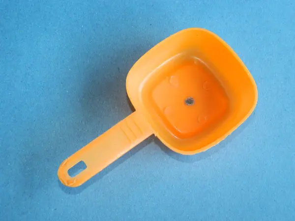 Mavi arka planı olan çocukların pişirme oyuncaklarının makro fotoğrafı. Çocukluk ve eğitim.