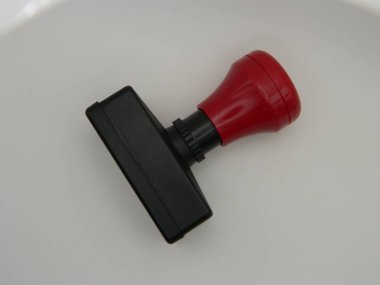Beyaz arkaplanda kırmızı kafa damgalama çubuğunun orijinal fotoğrafı.