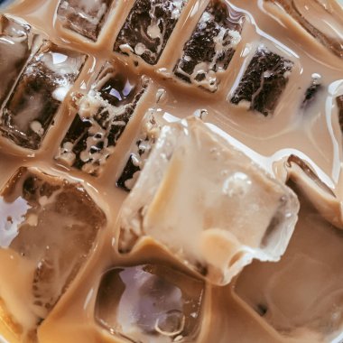 Bir fincan buzlu kahvenin içinde.