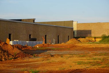 Bir şehirde tuğla bir bina