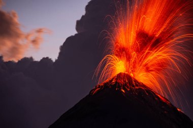 Volkanik patlama alacakaranlıkta, akan piroklastlar
