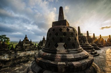 Güneşin bulutlara baktığı tapınağın kalıntıları.