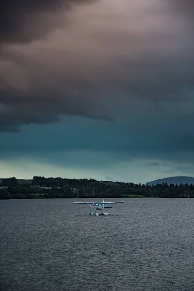 Suda yalnız bir uçak