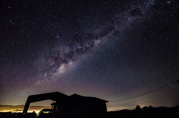 Samanyolu taşrada görünür.