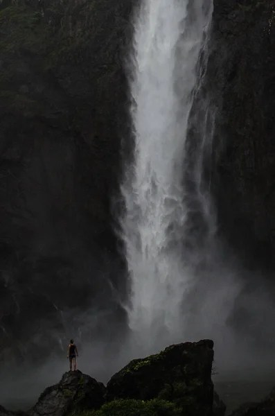 Bir şelale gibi sislerin içinde duruyor.