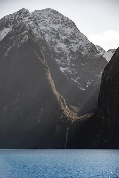 Güneş dağlarda bir boşlukta parlıyor.