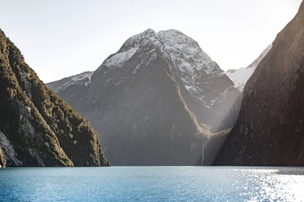 Güneş dağlarda bir boşlukta parlıyor.