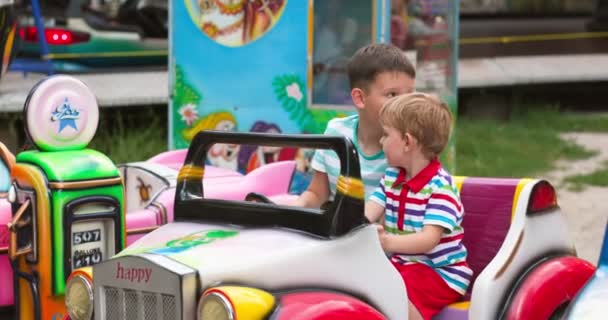 Två Glada Barn Som Har Roligt Leksaksbil Nöjespark Högkvalitativ Film — Stockvideo