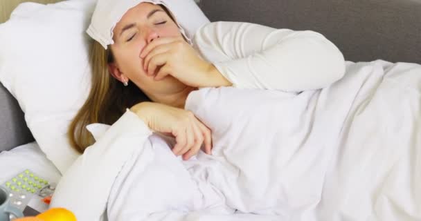Doente Jovem Doente Com Tosse Grave Deitado Cama Sob Cobertor — Vídeo de Stock