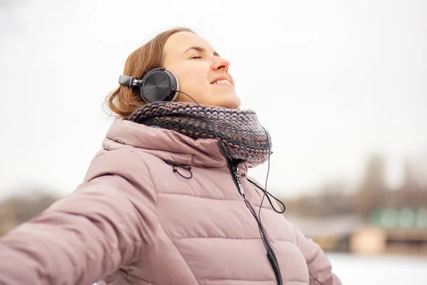 Giovane Donna Allegra Giacca Ascoltare Musica Tramite Cuffie Nere Respirare — Foto Stock