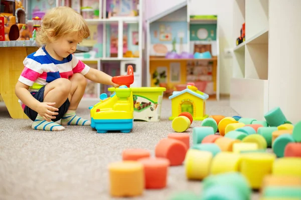 Kind Spielt Mit Buntem Spielzeug Lernzentrum Oder Kindergarten — Stockfoto