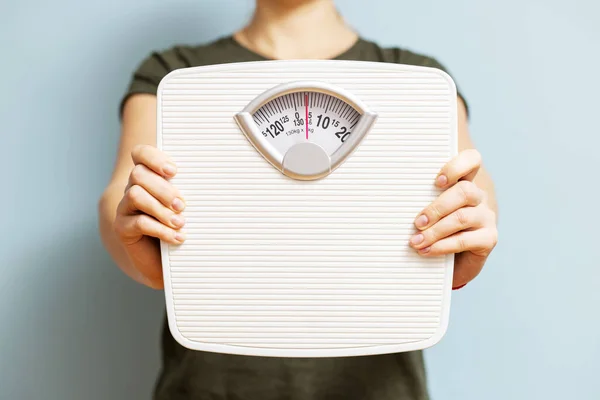 Giovane Donna Possesso Squame Bianche Controllare Risultati Della Sua Dieta — Foto Stock
