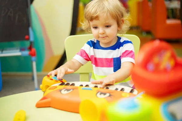 Дети Играют Красочными Игрушками Учебном Центре Детском Саду — стоковое фото
