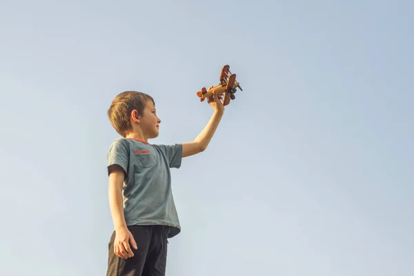 Anak Senang Bermain Dengan Mainan Pesawat Kayu Dengan Latar Langit — Stok Foto