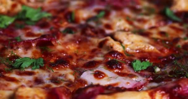 Close Shot Van Heerlijke Vers Bereide Pizza Lekkere Italiaanse Pizza — Stockvideo