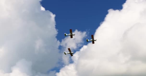 Klassieke Lichte Propellervliegtuigen Vliegen Een Zonnige Blauwe Lucht Met Witte — Stockvideo