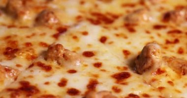 Lezzetli ve taze hazırlanmış pizzanın yakın plan çekimi. Lezzetli İtalyan pizzası. Yüksek kalite 4k görüntü