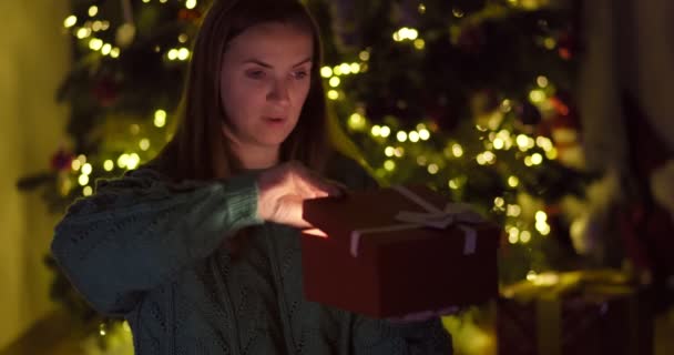 Frumoasa Femeie Tânără Care Deschide Cutia Cadouri Crăciun Față Surprinsă — Videoclip de stoc