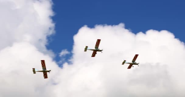 Aviões Clássicos Hélice Leve Voando Céu Azul Ensolarado Com Nuvens — Vídeo de Stock