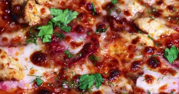 Κοντινό Πλάνο Νόστιμης Φρεσκομαγειρεμένης Πίτσας Νόστιμη Ιταλική Πίτσα Υψηλής Ποιότητας — Αρχείο Βίντεο
