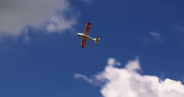 Klassiska Lätta Propellerplan Som Flyger Solig Blå Himmel Med Vita — Stockvideo