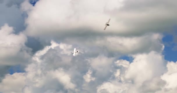 Klasik Işık Pervaneli Uçaklar Beyaz Bulutlu Güneşli Mavi Gökyüzünde Uçuyor — Stok video