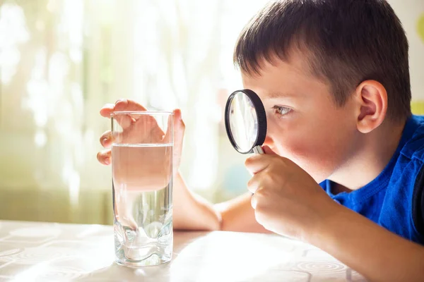 Kisfiú Egy Pohárban Nézi Vizet Nagyítón Keresztül Vízminőség Ellenőrzés Koncepciója — Stock Fotó