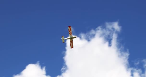 Класичні Легкі Пропелери Літають Сонячно Блакитному Небі Білими Хмарами Високоякісні — стокове відео
