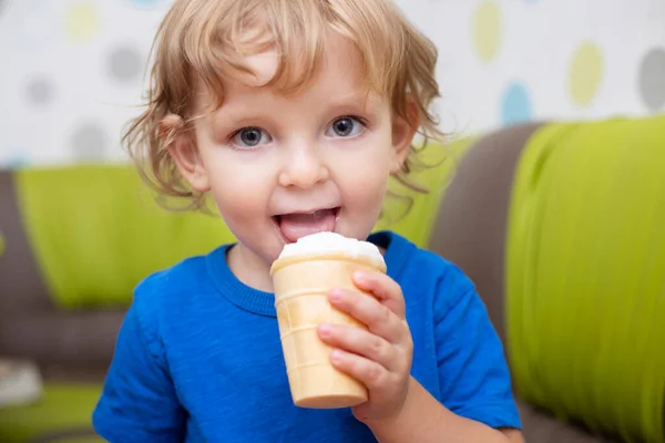 Счастливый Маленький Ребенок Голубой Футболке Ест Мороженое Дома — стоковое фото