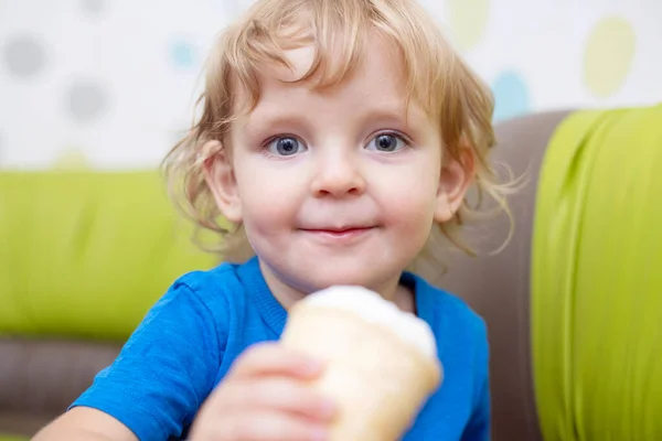 Šťastné Malé Dítě Modrém Tričku Které Zmrzlinu Doma — Stock fotografie