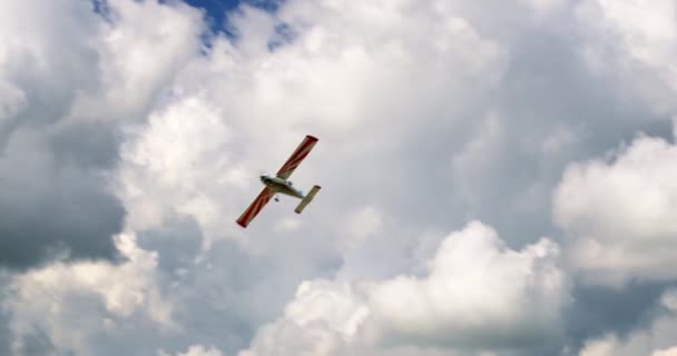 전형적 가벼운 프로펠러 비행기들이 하늘을 날면서 구름을 날리고 있습니다 고품질 — 비디오