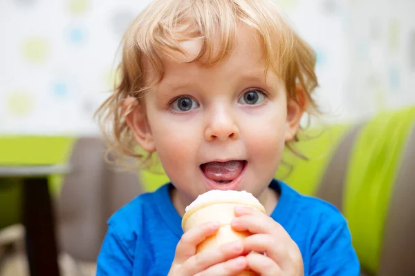 Счастливый Маленький Ребенок Голубой Футболке Ест Мороженое Дома — стоковое фото