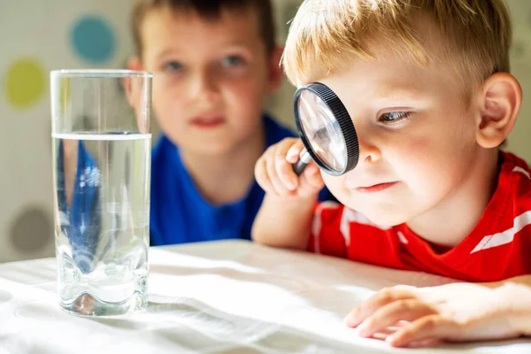 Menino Olhando Para Água Copo Através Lupa Conceito Verificação Qualidade — Fotografia de Stock