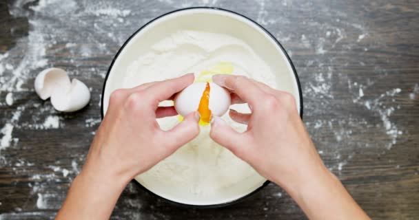 年轻女厨师的手用面粉把鸡蛋倒入碗里 高质量的4K镜头 — 图库视频影像