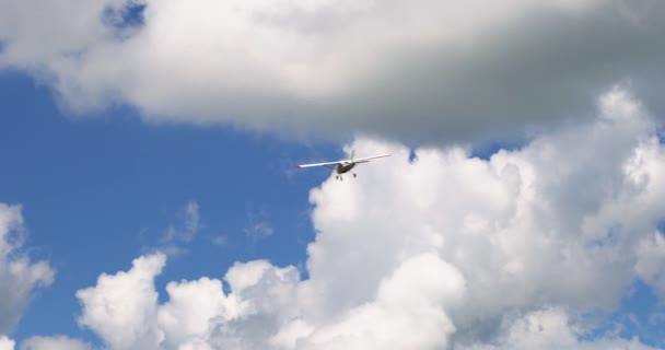 Klasyczne Lekkie Śmigła Latające Słonecznym Błękitnym Niebie Białymi Chmurami Wysokiej — Wideo stockowe