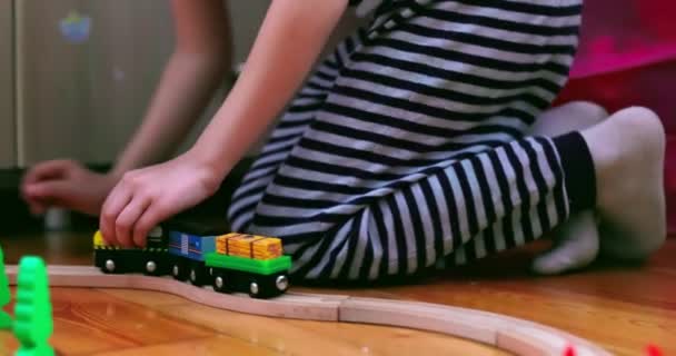 孩子们在家里或幼儿园的地板上玩玩具铁路路 孩子在家里或幼儿园 高质量的4K镜头 — 图库视频影像