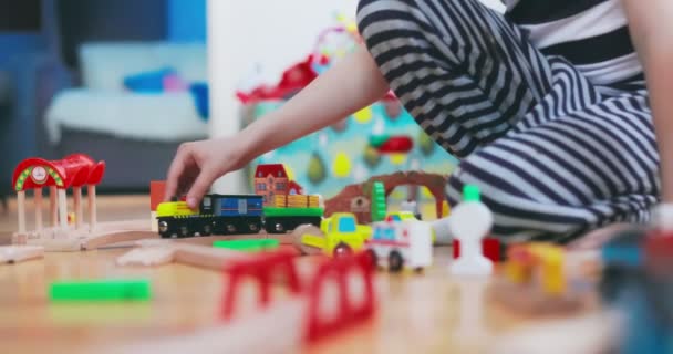 Enfant Joue Avec Jouet Chemin Fer Maison Maternelle Sur Sol — Video
