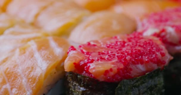 寿司はクローズアップで回転します レストランで和食寿司 新鮮な日本の寿司を持ち帰ります 高品質4K映像 — ストック動画