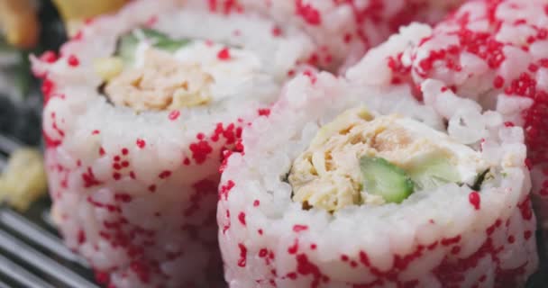 Sushi Rolt Roterende Close Japanse Keuken Sushi Een Restaurant Afhaalverse — Stockvideo