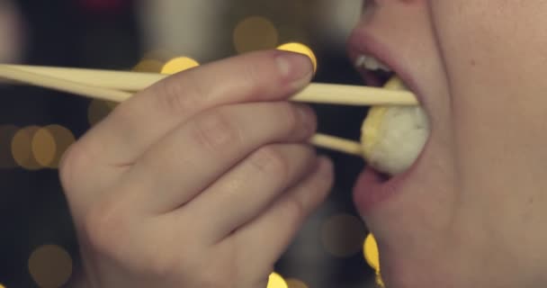 Žena Hůlkami Která Sushi Dáma Ochutnává Sushi Rolky Detailní Záběr — Stock video